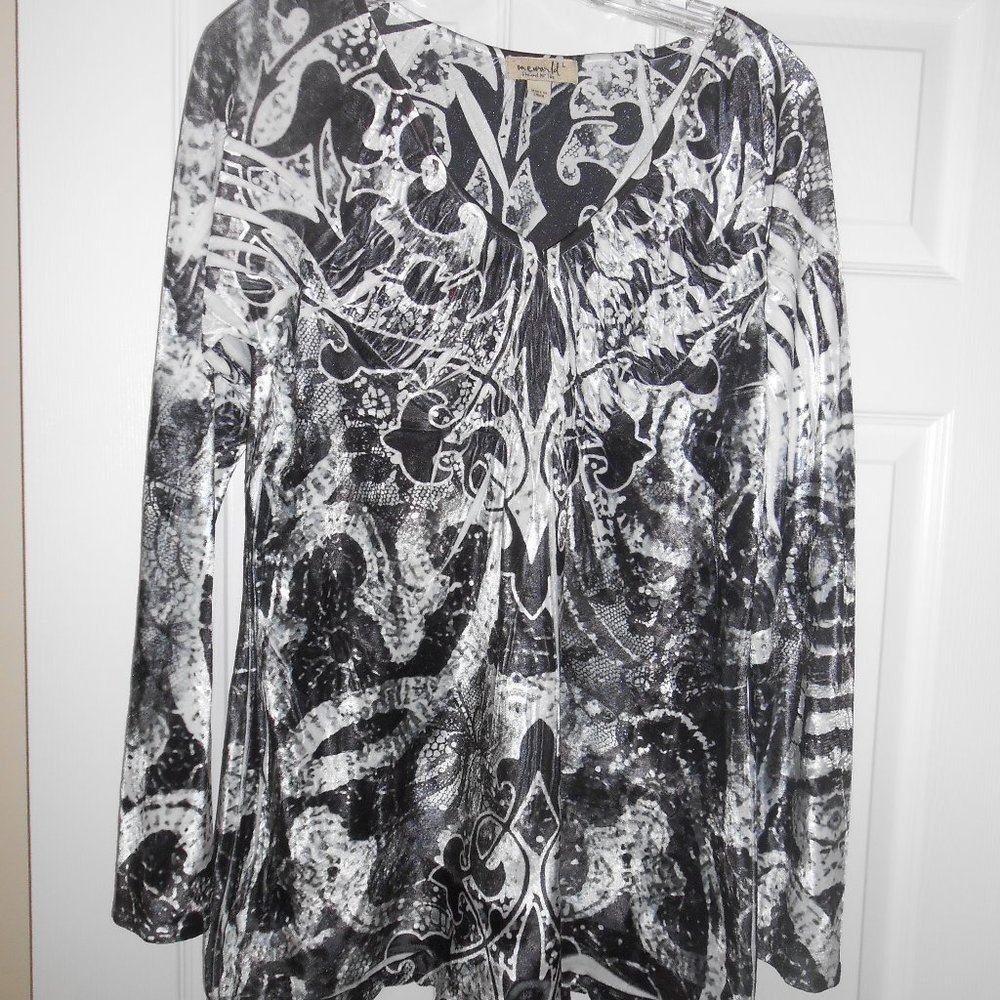 ONE World size Large velveteen black & white top